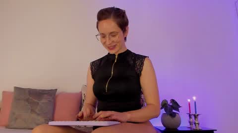 Snapshot of cuddlingbunnny chatting on 01.06.25 Leonela online show from 01.06.25