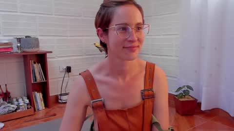 Snapshot of cuddlingbunnny chatting on 01.18.25 Leonela online show from 01.18.25