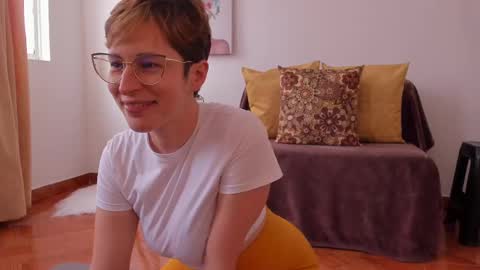 Snapshot of cuddlingbunnny chatting on 02.18.25 Leonela online show from 02.18.25