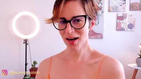 Snapshot of cuddlingbunnny chatting on 09.14.25 Leonela online show from 09.14.25