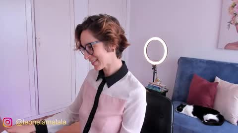 Snapshot of cuddlingbunnny chatting on 11.04.25 Leonela online show from 11.04.25