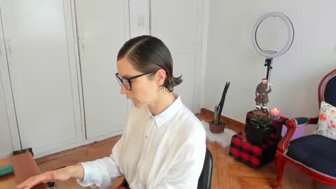 Snapshot of cuddlingbunnny chatting on 11.30.25 Leonela online show from 11.30.25