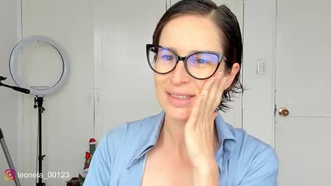 Snapshot of cuddlingbunnny chatting on 12.17.25 Leonela online show from 12.17.25