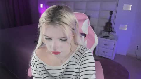 Snapshot of cuddly_kitten chatting on 09.22.25 Cuddly Kitten online show from 09.22.25