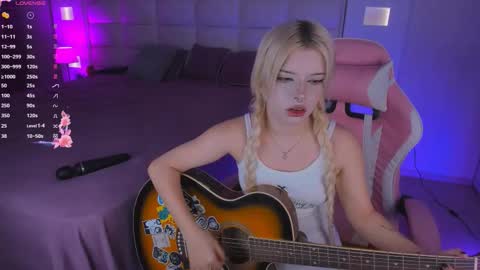 Snapshot of cuddly_kitten chatting on 09.24.25 Cuddly Kitten online show from 09.24.25