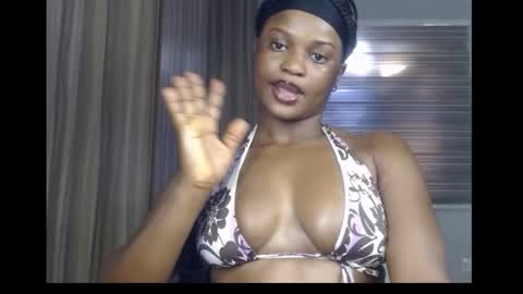 Snapshot of cum_ebony_petitxx chatting on 10.19.25 cath online show from 10.19.25