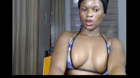 Snapshot of cum_ebony_petitxx chatting on 11.19.25 cath online show from 11.19.25