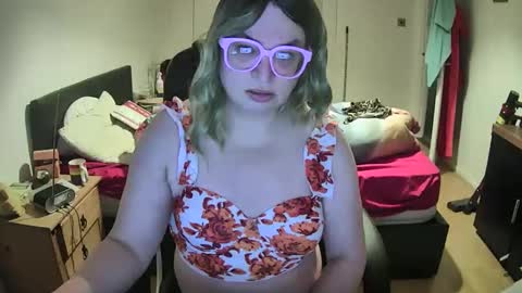 Snapshot of curleyshirley chatting on 01.28.25 Shirley online show from 01.28.25