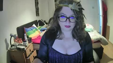 Snapshot of curleyshirley chatting on 11.02.25 Shirley online show from 11.02.25