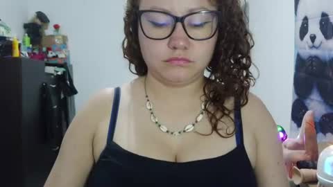 Snapshot of curly_greeneyed chatting on 06.25.26 Vannesa online show from 06.25.26