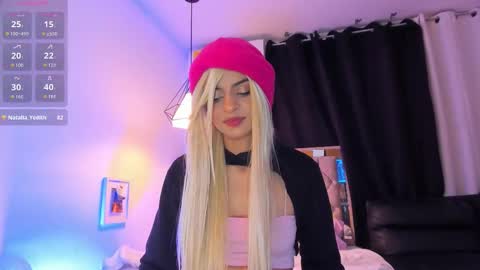 Snapshot of curlyrose_ chatting on 12.01.25 Rose online show from 12.01.25