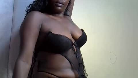 Snapshot of curvy_godess5 chatting on 11.18.25 curvy_godess5 online show from 11.18.25