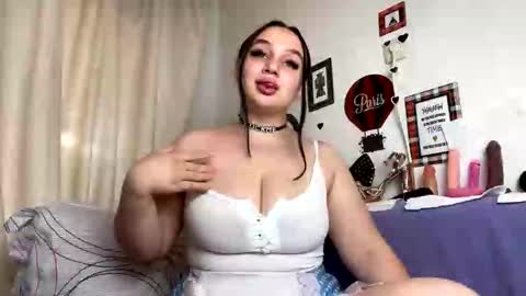 Snapshot of curvybombb chatting on 09.29.25 curvybombb online show from 09.29.25