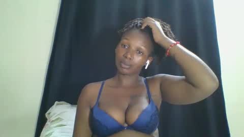 Snapshot of curvybootyj chatting on 01.18.25 CuteJJudy online show from 01.18.25