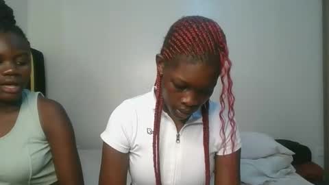 Snapshot of cute_angel11 chatting on 09.18.25 angel online show from 09.18.25