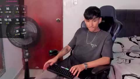 Snapshot of cute_diego_ chatting on 11.21.25 Diego online show from 11.21.25