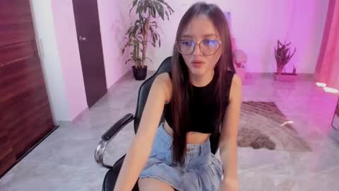 Snapshot of cute_fox_1 chatting on 12.17.25 Bella Fox online show from 12.17.25