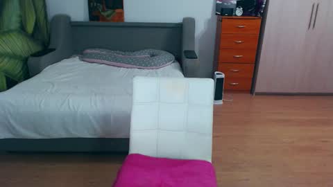 cute_jes online show from 10.27.25