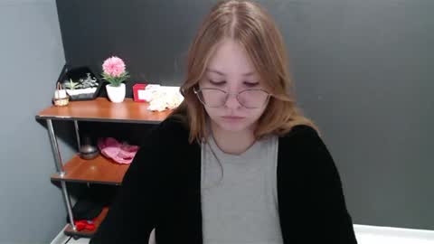 Snapshot of cute_minx chatting on 12.05.24 Veronica online show from 12.05.24