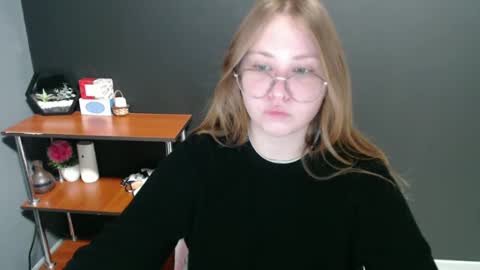 Snapshot of cute_minx chatting on 01.04.25 Veronica online show from 01.04.25