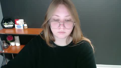 Snapshot of cute_minx chatting on 01.04.25 Veronica online show from 01.04.25