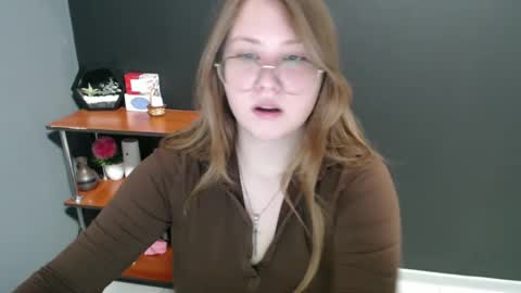 Snapshot of cute_minx chatting on 01.10.25 Veronica online show from 01.10.25