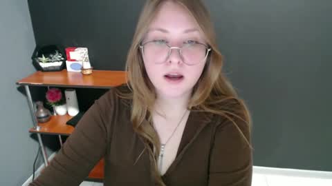 Snapshot of cute_minx chatting on 01.10.25 Veronica online show from 01.10.25