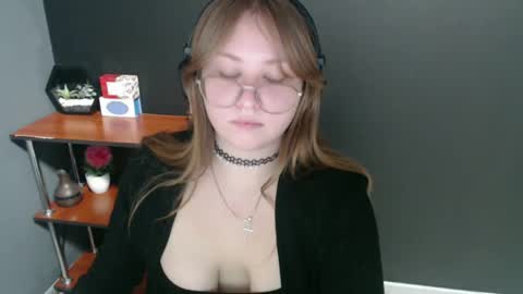 Snapshot of cute_minx chatting on 01.30.25 Veronica online show from 01.30.25
