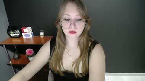 Snapshot of cute_minx chatting on 02.06.25 Veronica online show from 02.06.25