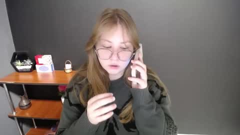 Snapshot of cute_minx chatting on 02.10.25 Veronica online show from 02.10.25