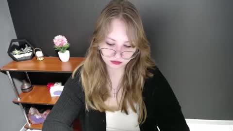 Snapshot of cute_minx chatting on 02.14.25 Veronica online show from 02.14.25