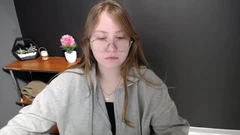 Snapshot of cute_minx chatting on 02.18.25 Veronica online show from 02.18.25