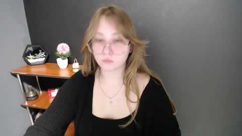 Snapshot of cute_minx chatting on 02.28.25 Veronica online show from 02.28.25