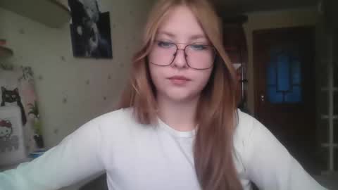 Snapshot of cute_minx chatting on 10.01.25 Veronica online show from 10.01.25