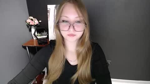 Snapshot of cute_minx chatting on 10.03.25 Veronica online show from 10.03.25