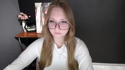 Snapshot of cute_minx chatting on 10.06.25 Veronica online show from 10.06.25