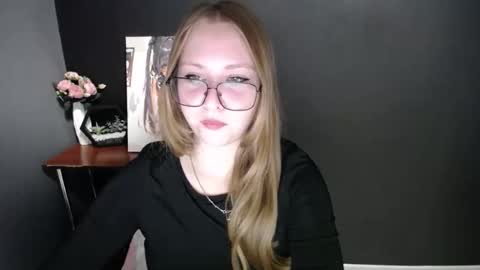 Snapshot of cute_minx chatting on 10.07.25 Veronica online show from 10.07.25