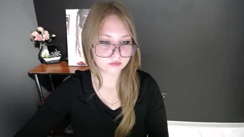 Snapshot of cute_minx chatting on 10.10.25 Veronica online show from 10.10.25