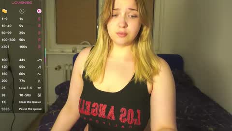 Snapshot of cute_sharloti chatting on 09.18.25 Sasha online show from 09.18.25