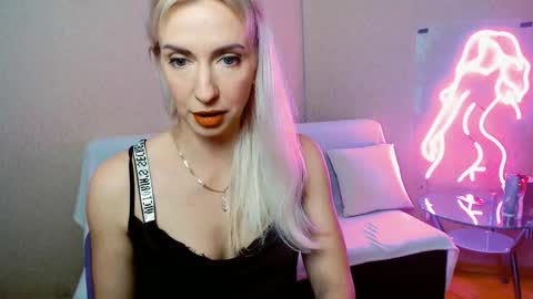 Snapshot of cute_smile_shy chatting on 11.08.25 cute_smile_shy online show from 11.08.25