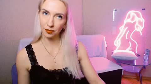 Snapshot of cute_smile_shy chatting on 11.18.25 cute_smile_shy online show from 11.18.25