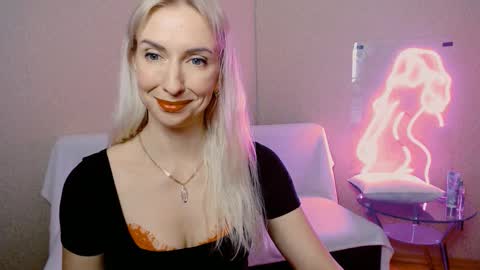 Snapshot of cute_smile_shy chatting on 11.25.25 cute_smile_shy online show from 11.25.25