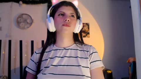 Snapshot of cutehaome chatting on 10.25.25 haome online show from 10.25.25