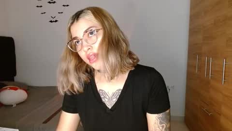 Snapshot of cuteisabella_a chatting on 01.10.26 isabella online show from 01.10.26