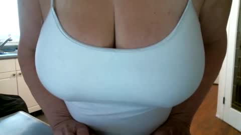 Snapshot of cutenlittle28 chatting on 01.30.25 CuteNlil online show from 01.30.25