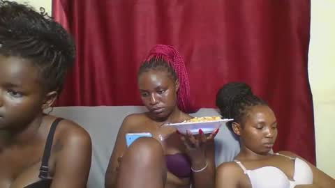 Snapshot of cutey_lunar chatting on 02.23.25 cutey_lunar online show from 02.23.25