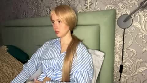 Snapshot of cutieblondyy chatting on 04.19.26 Vanessa online show from 04.19.26