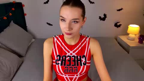 Snapshot of cutiewuwu chatting on 10.26.25 Vivienne online show from 10.26.25