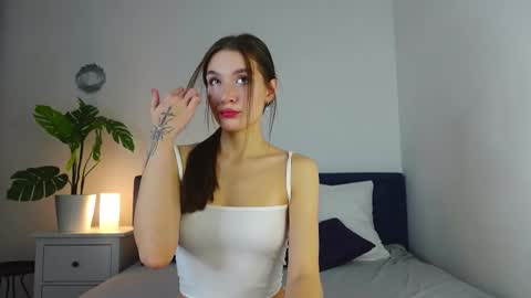 Snapshot of cutiewuwu chatting on 11.04.25 Vivienne online show from 11.04.25