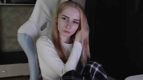 Snapshot of cutti_crystal chatting on 03.10.26 Cutti Crystal online show from 03.10.26